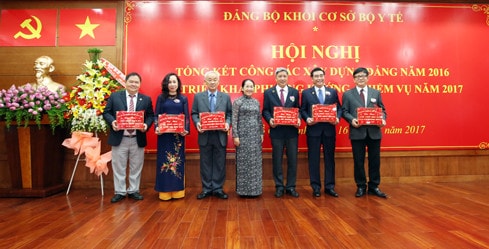 Phó Bí thư Thành ủy TP Hồ Chí Minh Võ Thị Dung đã tặng phẩm tuyên dương các Thầy thuốc Nhân dân