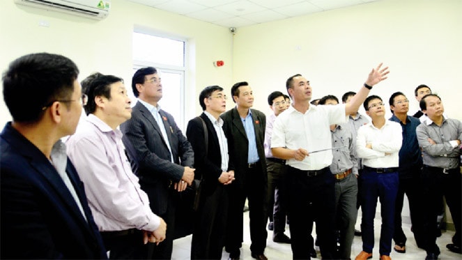 Đoàn giám sát theo dõi vận hành thu phí không dừng tại trạm Tasco - Quảng Bình Ảnh: Hồng Loan