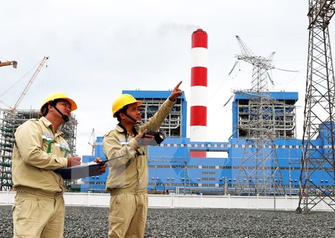 Công nhân Công ty Truyền tải Điện 4 kiểm tra thông số kỹ thuật trạm biến áp 500kV Duyên Hải sau khi tổ máy số 1 Nhà máy nhiệt điện Duyên Hải 3 hòa đồng bộ vào lưới điện Quốc gia. (Ảnh: Ngọc Hà/TTXVN)