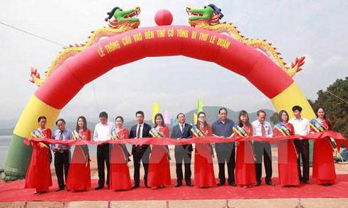 Lãnh đạo tỉnh Hà Tĩnh cắt băng thông cầu. (Ảnh: Phan Quân/TTXVN)