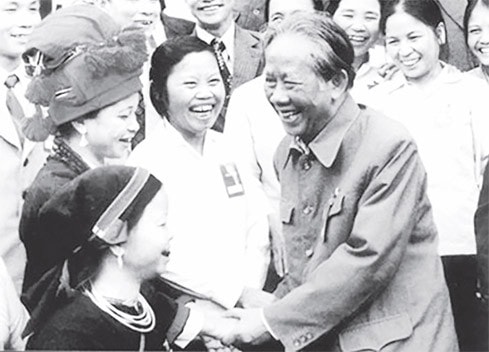 Tổng Bí thư Lê Duẩn trò chuyện với các đại biểu dự Đại hội Đảng toàn quốc lần IV năm 1976 Ảnh tư liệu