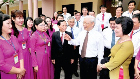 Tổng Bí thư Nguyễn Phú Trọng với cán bộ, giảng viên Trường Chính trị Lê Duẩn Ảnh: Lâm Khánh