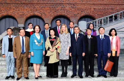 Chủ tịch QH Nguyễn Thị Kim Ngân và Đoàn ĐBQH Việt Nam với Thị trưởng TP Stockholm Eva Louis Erlandsson Slorach Ảnh: Trọng Đức