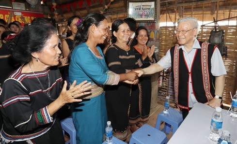 Tổng Bí thư Nguyễn Phú Trọng thăm, nói chuyện với bà con nhân dân thôn Kon Rơ Bang 2, xã Vinh Quang, TP Kon Tum tại Nhà Rông của thôn. Ảnh: Trí Dũng