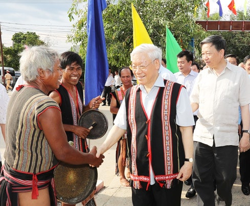 Tổng Bí thư Nguyễn Phú Trọng với đồng bào dân tộc thôn Kon Rơ Bang 2, xã Vinh Quang, thành phố Kon Tum. Ảnh: Trí Dũng
