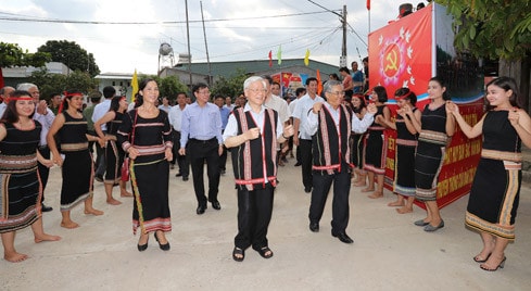 Tổng Bí thư Nguyễn Phú Trọng tham gia điệu múa truyền thống của đồng bào dân tộc tại thôn Kon Rơ Bang 2, xã Vinh Quang, thành phố Kon Tum. Ảnh: Trí Dũng