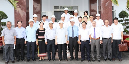 Tổng Bí thư Nguyễn Phú Trọng với các cán bộ, công nhân viên Công ty cổ phần Đường Kon Tum Ảnh: Trí Dũng
