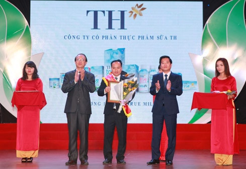 Ông Nguyễn Văn Thành - Giám đốc đối ngoại đón nhận giải thưởng Thương hiệu thực phẩm xanh 2017 từ Ban tổ chức.