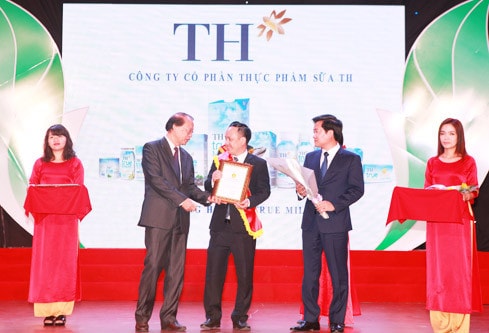 Ông Nguyễn Văn Thành - Giám đốc đối ngoại đón nhận giải thưởng Thương hiệu thực phẩm xanh 2017 từ Ban tổ chức.