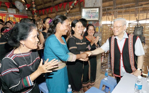 Tổng Bí thư Nguyễn Phú Trọng với đồng bào dân tộc thôn Kon Rơ Bàng 2, xã Vinh Quang, TP Kon Tum Ảnh: Trí Dũng