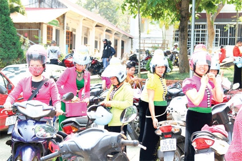 Những phụ nữ dân tộc Thái, tỉnh Sơn La phấn khởi với chiếc mũ tằng cẩu trên đầu Ảnh: Chí Tuấn