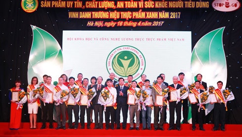 Ngày 16.4, Lễ trao giải thưởng “Sản phẩm uy tín, chất lượng, an toàn vì sức khỏe người tiêu dùng và thương hiệu thực phẩm xanh 2017 diễn ra tại Hà Nội, Công ty Cổ phần thực phẩm sữa TH với thương hiệu TH True MILK là một trong 42 doanh nghiệp đạt giải.
