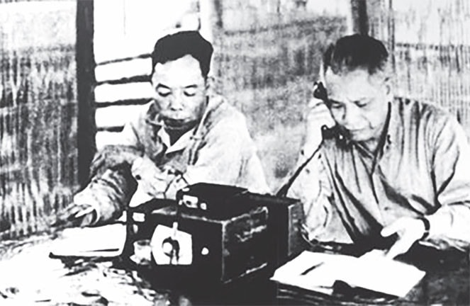 Đại tướng Văn Tiến Dũng điện báo tin chiến thắng Tây Nguyên (3.1975) Ảnh: Tư liệu