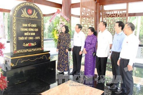 Các đại biểu tham quan công trình. (Ảnh: TTXVN)
