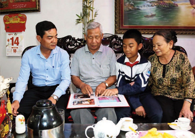 Mỗi bức ảnh là một kỷ niệm về đời lính trinh sát mà ông Vạn thường cùng con cháu ôn lại