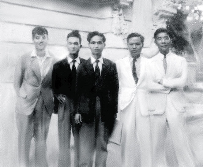 Từ phải qua: Nguyễn Huy Tưởng, Huy Cận, Xuân Diệu, Nguyễn Đình Thi (ngoài cùng)