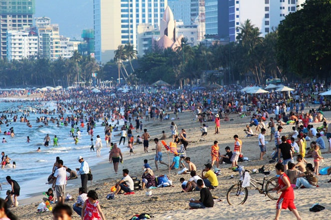 Bãi biển Đà Nẵng đông ngẹt người trong ngày nghỉ lễ Nguồn: nguoiduatin.vn