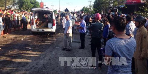Xe cứu thương có mặt tại hiện trường đưa các nạn nhân đi cấp cứu. Ảnh: Hoài Nam – TTXVN.