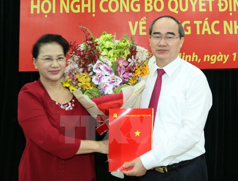 Ủy viên Bộ Chính trị, Chủ tịch QH Nguyễn Thị Kim Ngân trao Quyết định của Bộ Chính trị phân công đồng chí Nguyễn Thiện Nhân, Ủy viên Bộ Chính trị, Chủ tịch Ủy ban Trung ương MTTQ Việt Nam tham gia Đảng bộ TP Hồ Chí Minh, giữ chức vụ Bí thư Thành ủy TP Hồ Chí Minh. (Ảnh: Thanh Vũ/TTXVN)