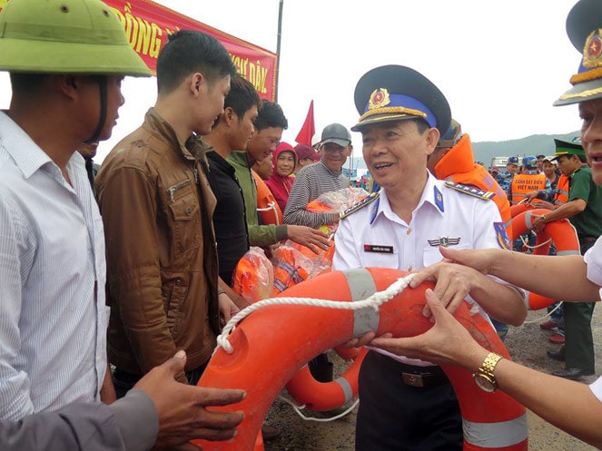 Chính ủy Nguyễn Văn Thăng tặng quà cho ngư dân
