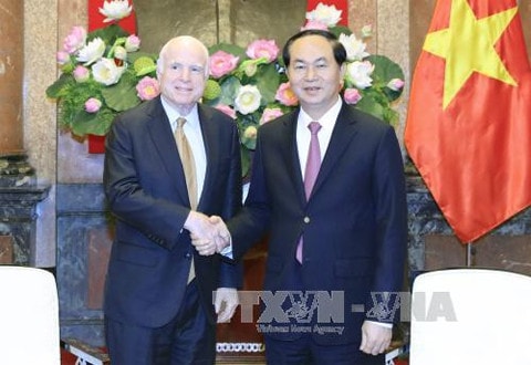 Chủ tịch Nước Trần Đại Quang tiếp Thượng nghị sĩ Hoa Kỳ John McCain (Ảnh TTXVN)