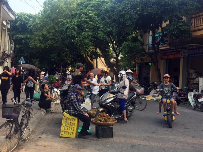 Lấn chiếm vỉa hè, lòng đường để kinh doanh ở đường Trần Bình Trọng