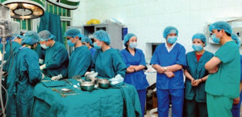 Đội ngũ bác sĩ Bệnh viện Trẻ em Hải Phòng trong một ca phẫu thuật tim mạch