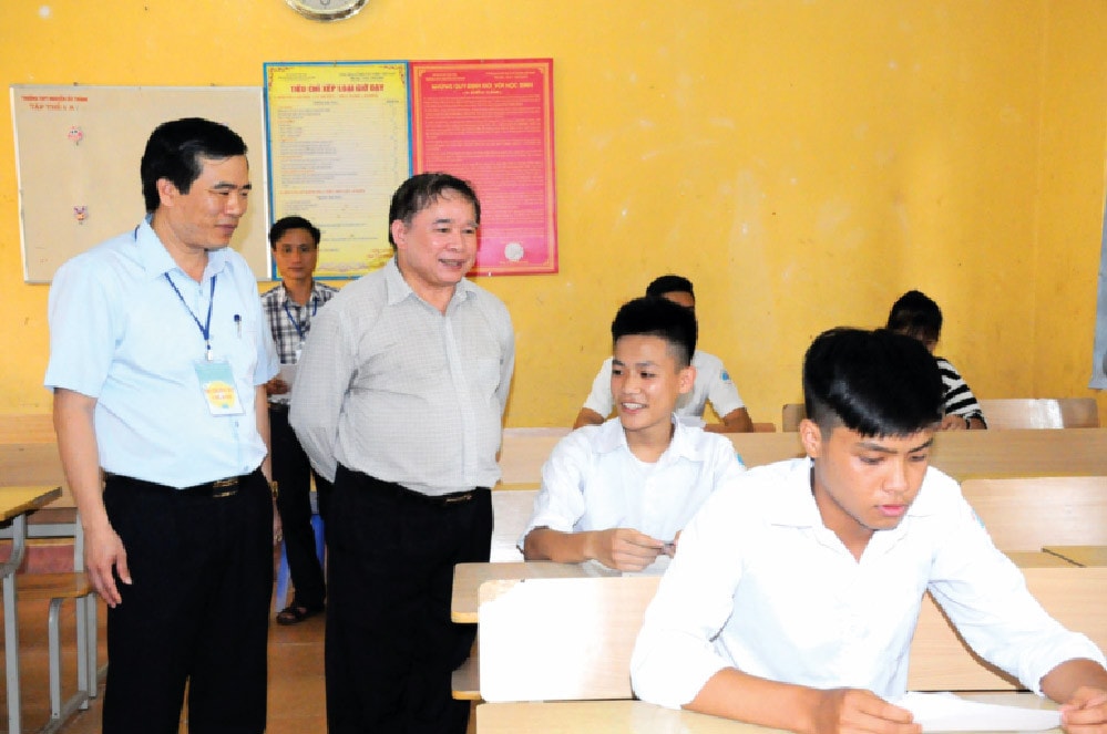 Thứ trưởng Bộ GD - ĐT Bùi Văn Ga kiểm tra công tác thi tại Trường THPT Nguyễn Tất Thành, Phú Thọ Ảnh: Bá Hải