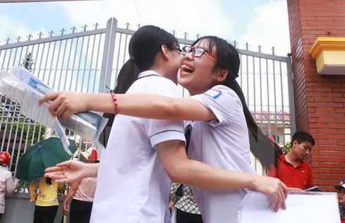 Các thí sinh phấn khởi sau khi hoàn thành môn Ngữ văn tại điểm thi Trường Trung học Phổ thông Kiến An. (Ảnh: Lâm Khánh/TTXVN)