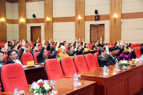 Đại biểu biểu quyết thông qua nghị quyết