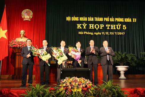 Bí thư Thành ủy, Chủ tịch HĐND TP Hải Phòng Lê Văn Thành tặng hoa chúc mừng các chức danh của UBND TP vừa được HĐND TP bầu bổ sung