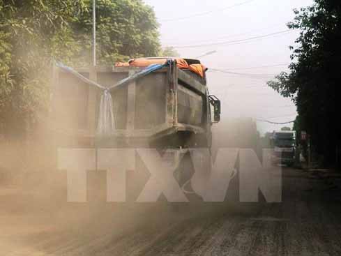 Xe tải lưu thông gây bụi mù mịt tại Phú Thọ. (Ảnh: Trung Kiên/TTXVN)