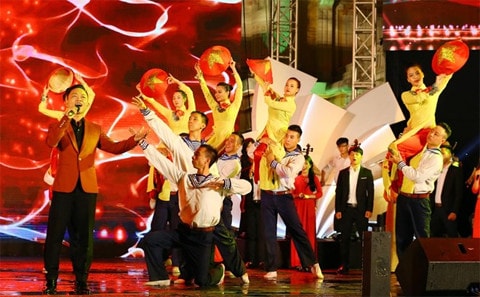 Chương trình nghệ thuật cầu truyền hình đặc biệt “Hồn thiêng sông núi”. (Ảnh TTXVN)