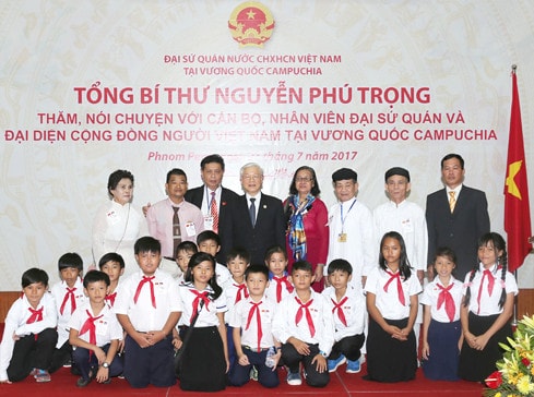 Tổng Bí thư Nguyễn Phú Trọng với bà con kiều bào Việt Nam tại Campuchia Ảnh: Trí Dũng
