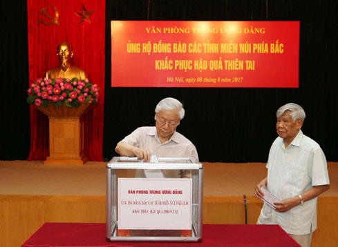 Tổng Bí thư Nguyễn Phú Trọng cùng các đồng chí lãnh đạo Đảng, nguyên lãnh đạo Đảng tham gia quyên góp ủng hộ đồng bào các tỉnh miền núi phía Bắc Ảnh: Trí Dũng