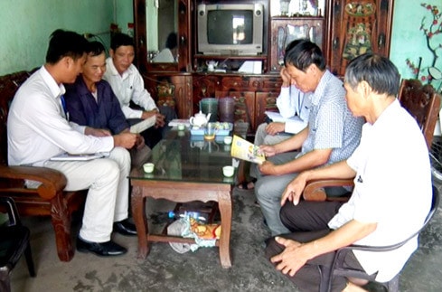Cán bộ BHXH đến từng thôn và hộ dân tuyên truyền, vận động mua BHYT