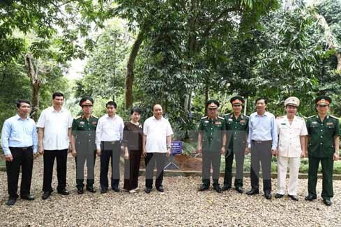 Thủ tướng Nguyễn Xuân Phúc và các đại biểu tại khu di tích K9. (Ảnh: Thống Nhất/TTXVN)