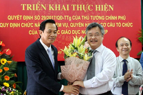 Bộ trưởng Đào Ngọc Dung trao Quyết định thay đổi chức vụ lãnh đạo cho Tổng Cục trưởng Tổng cục GDNN Nguyễn Hồng Minh