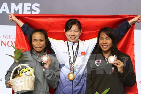 Ánh Viên (giữa) giành HCV tại SEA Games 29. (Ảnh: Quốc Khánh/TTXVN)