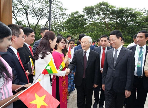 Tổng Bí thư Nguyễn Phú Trọng với lãnh đạo Tập đoàn Viettel và cán bộ, nhân viên Công ty Mytel Ảnh: Trí Dũng