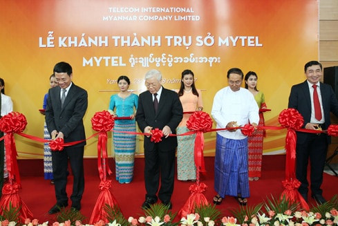 Tổng Bí thư Nguyễn Phú Trọng cắt băng khánh thành Trụ sở Mytel Ảnh: Trí Dũng