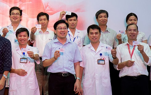 Cán bộ Bệnh viện Huyết học và truyền máu Trung ương cùng tham gia đăng ký hiến mô, tạng