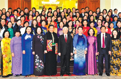 Tổng Bí thư Nguyễn Phú Trọng, Chủ tịch Quốc hội Nguyễn Thị Kim Ngân với các nữ Đại biểu Quốc hội Ảnh: Trí Dũng