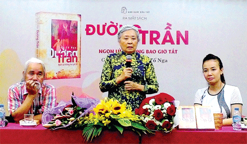 Tác giả Trần Tố Nga giao lưu với độc giả Hà Nội sáng 7.9 Ảnh: Thái Minh