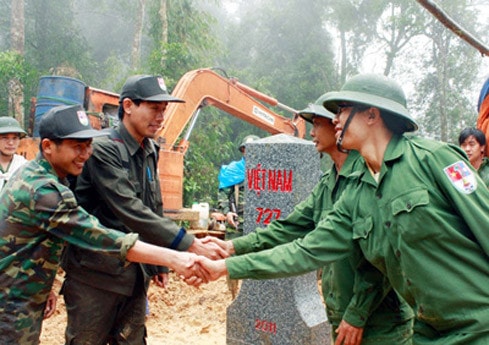 Bộ đội Việt - Lào chung niềm vui sau khi hoàn thành một cột mốc 727