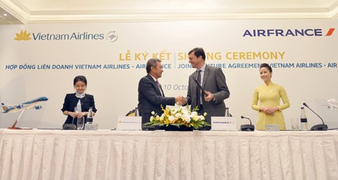 Tổng Giám đốc Vietnam Airlines Dương Trí Thành (bên trái) và Tổng Giám đốc Air France Franck Terner hoàn tất ký kết Hợp đồng Liên doanh