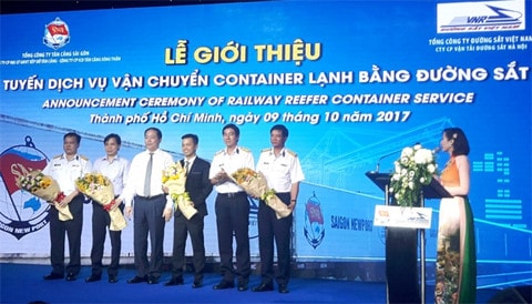Ông Vũ Anh Minh, Chủ tịch HĐTV Tổng công ty Đường sắt Việt Nam (thứ 3 từ trái sang) tại Lễ giới thiệu tuyến dịch vụ vận chuyển container lạnh bằng đường sắt