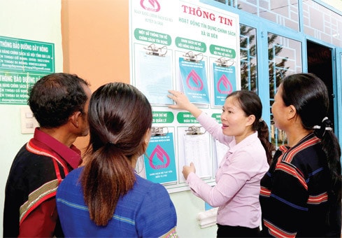 Cán bộ Ngân hàng Chính sách Xã hội luôn ở bên đồng bào mỗi khi họ cần