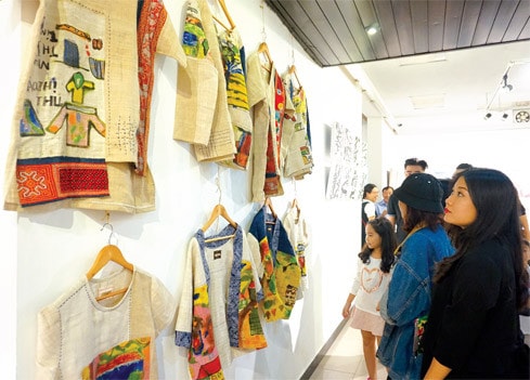 Sản phẩm thiết kế từ tranh vẽ trên vải lanh của học sinh tiểu học ở Quản Bạ, Hà Giang Ảnh: Thái Minh