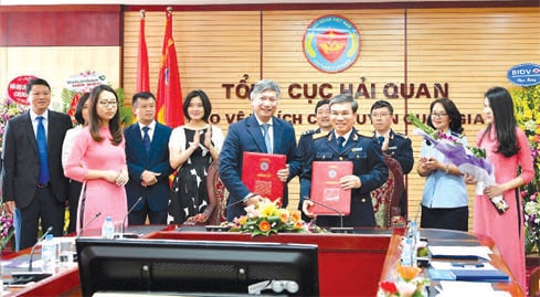 Phó Tổng Giám đốc Vietcombank Nguyễn Danh Lương và Phó Tổng Cục trưởng Tổng Cục Hải quan Nguyễn Dương Thái đại diện hai bên ký kết thỏa thuận triển khai dịch vụ nộp thuế hải quan điện tử 24/7